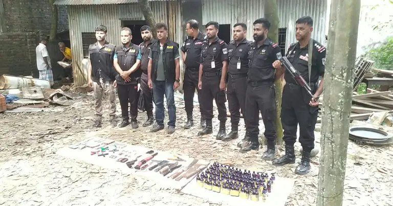 নরসিংদীতে এসআরবির অভিযানে উদ্ধার হওয়া অস্ত্র, গুলি, মাদক বিক্রির টাকা